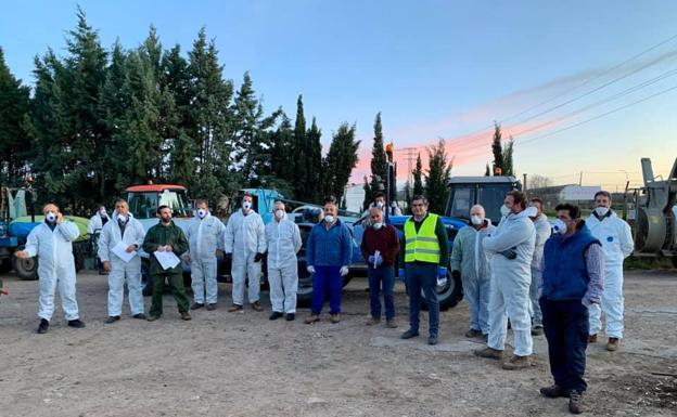 Agricultores de Villafranca colaboran en la desinfección de las calles de la localidad