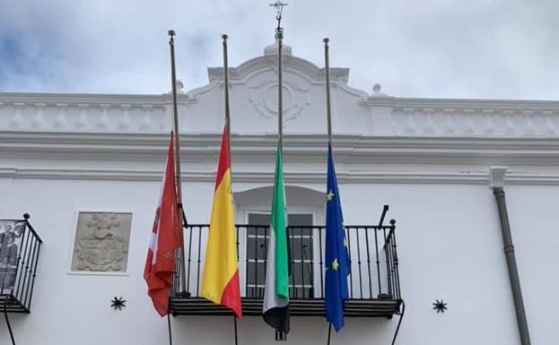 Banderas a media asta por las víctimas mortales del COVID-19