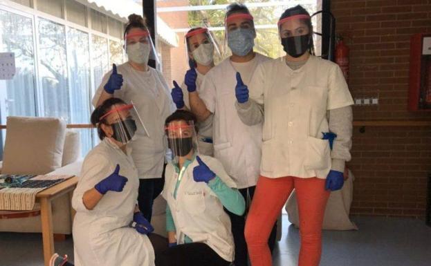 Los trabajadores de Plena Inclusión, protegidos con viseras donadas por el Plan de Alfabetización Tecnológica