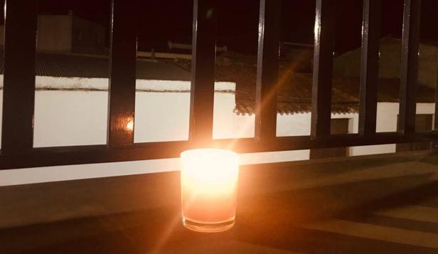 La procesión de Dolores se transforma en un encuentro vecinal con encendido de velas