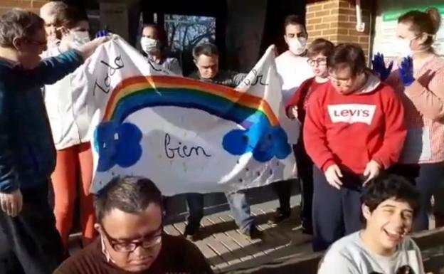 Arcoíris y sonrisas para espantar al virus