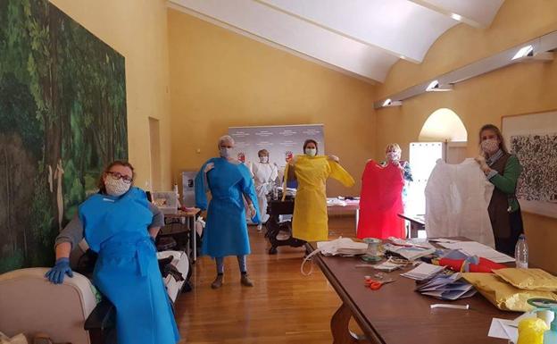 La Hermandad de San Isidro dona 400 euros al Ayuntamiento para la confección de batas quirúrgicas