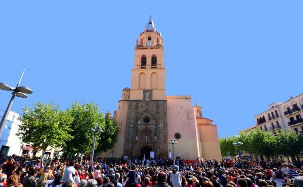 Los vecinos aplauden a la hora habitual del 'Abrazo' en puertas y balcones