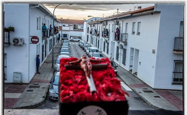 Semana Santa en Villafranca, en casa y con luces en balcones y puertas