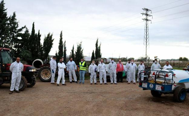 Los agricultores colaboran en la desinfección de las calles de Villafranca