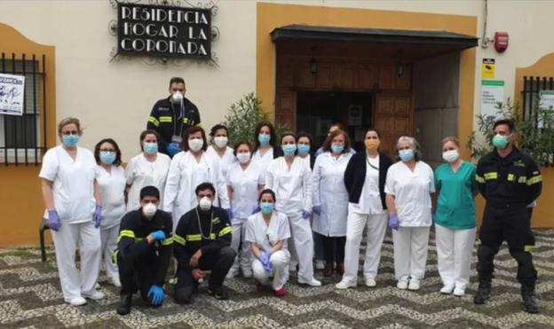 Seis bomberos de la Diputación de Badajoz desinfectaron la residencia 'La Coronada'