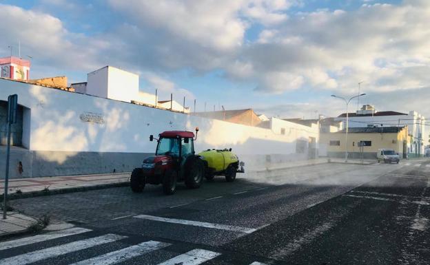 Los agricultores desinfectan por novena vez Villafranca