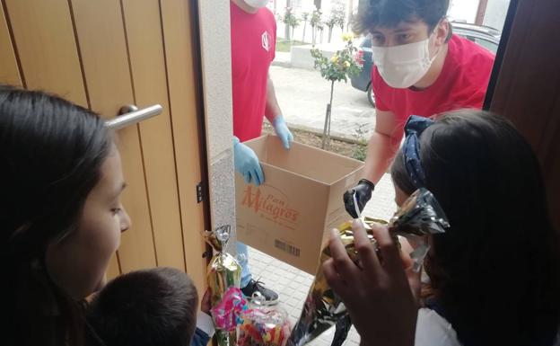 El Ayuntamiento entrega mascarillas a los escolares en sus domicilios