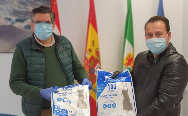 Raúl Durán dona 800 delantales desechables para la lucha contra el Covid-19