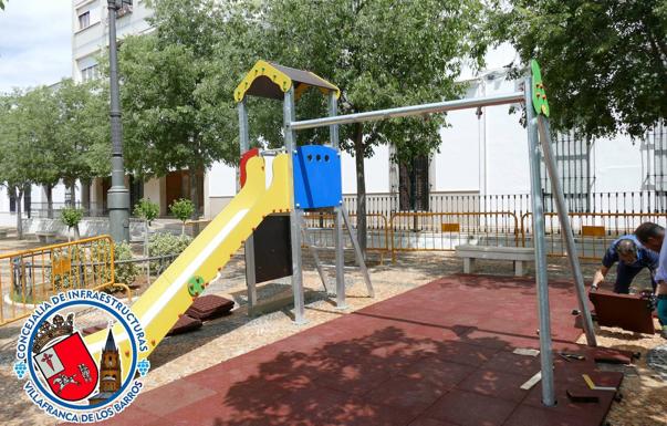 La Plaza del Corazón de Jesús cuenta desde ayer con un espacio de juegos infantiles