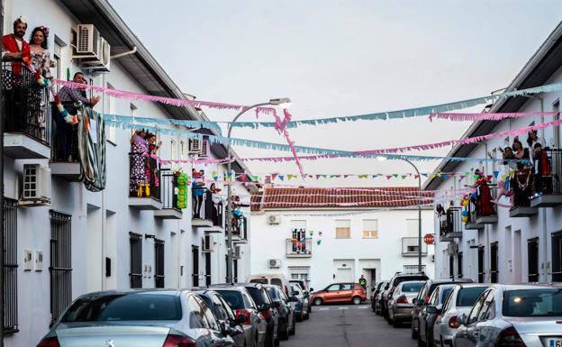 La calle Luxemburgo de Villafranca despide abril a ritmo de sevillanas desde los balcones