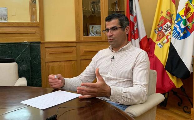 El alcalde de Villafranca de los Barros rechaza el cierre del parque de bomberos en verano