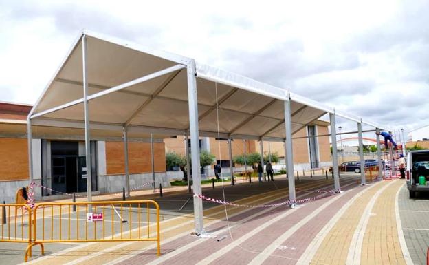 El Consistorio instala una carpa en las puertas del Centro de Salud para salvaguardar a los pacientes de las inclemencias meteorológicas