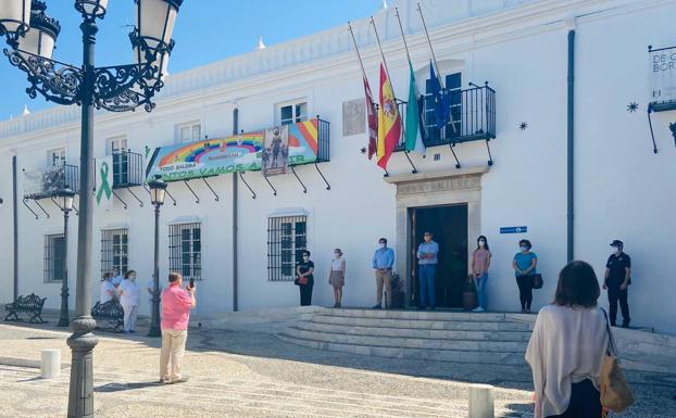 Minuto de silencio a las puertas del Ayuntamiento para recordar a las víctimas del coronavirus