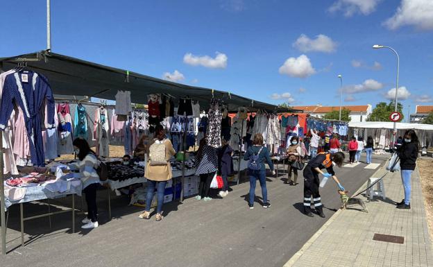 La concejalía de Mercado recuerda la obligatoriedad de seguir un único sentido de circulación en el Mercadillo