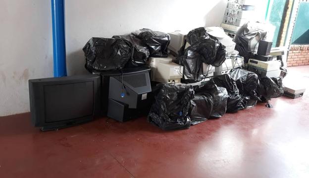El servicio de limpieza viaria y el colegio Santa María Coronada colaboran en el reciclaje de material informático