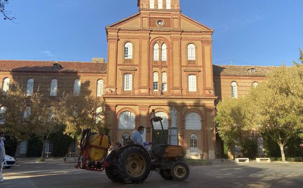 Cerca de veinte agricultores voluntarios desinfectaron ayer los centros educativos