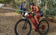 Remedios Mendoza, campeona de Extremadura de triatlón cros en la IX edición del «Isla del Zújar»