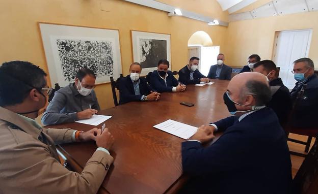 Ayuntamiento y Cámara de Badajoz suscriben un convenio para ayudar al comercio y la hostelería local