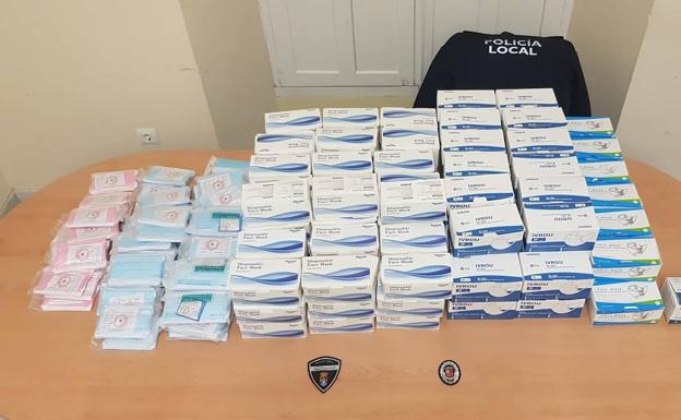 La policía local de Villafranca intervino ayer en el mercadillo cerca de 7.000 mascarillas ilegales