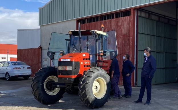 El Ayuntamiento dispone de un nuevo tractor con desbrozadora para acometer los trabajos de limpieza de caminos en el municipio