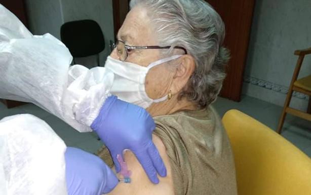 45 residentes y 40 trabajadores de la residencia La Coronada se vacunan contra la covid-19