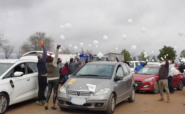 Unos 200 vehículos han secundado la caravana reivindicativa en apoyo al comercio y la hostelería
