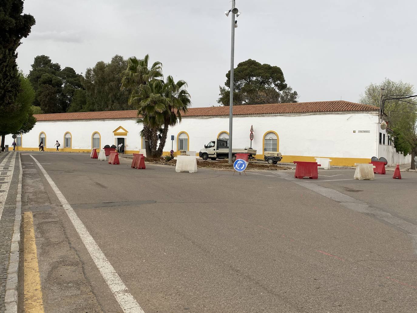 Comienzan las obras para la reordenación de trafico de la Plaza Vendimia en la Coronada