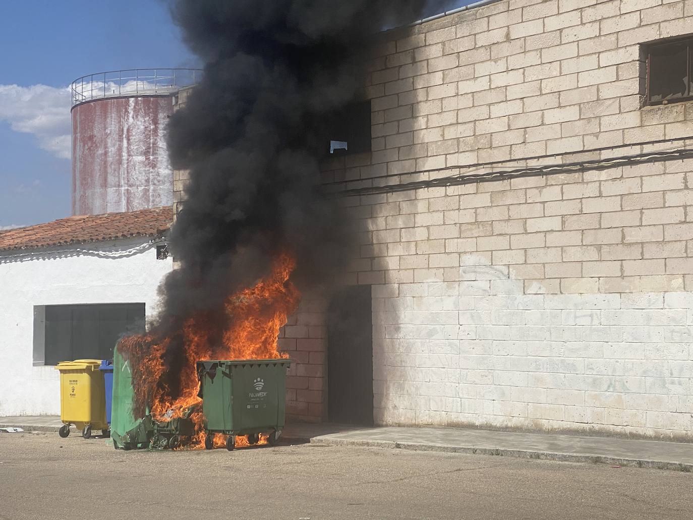 Arden varios contenedores en la Rodela de Villafranca de los Barros