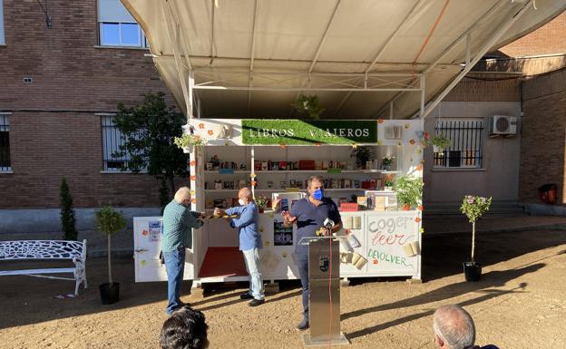 El IES Meléndez Valdés lanza el proyecto «libros viajeros» para fomentar el hábito por la lectura entre la población