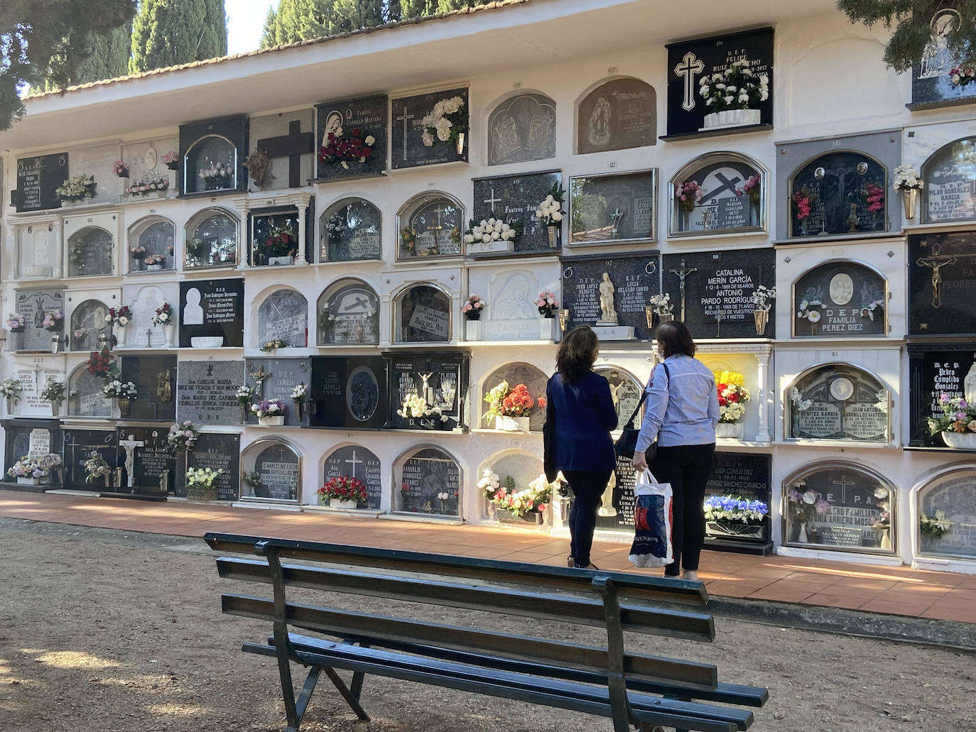 Centenares de vecinos acuden al cementerio para adecentar las lápidas de sus familiares difuntos