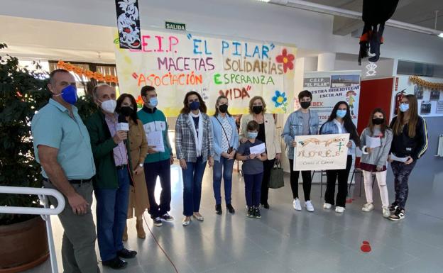 'Esperanza de Vida' recibe 2.714 euros de la venta de macetas en colegios de Villafranca