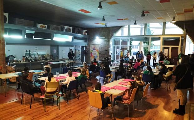 Una treintena de jóvenes participan en el taller de construcción de instrumentos tradicionales