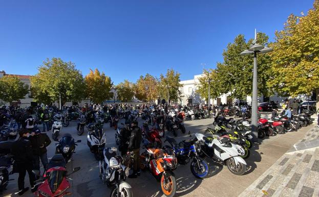 La Plaza del Corazón de María repleta de motos en la Ruta Motera Benéfica « Todos con NOA» /Mª ÁNGELES PUERTO