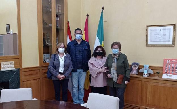El alcalde de Villafranca recibe a la nueva asociación Cultural y Recreativa «Últimas Bordadoras»