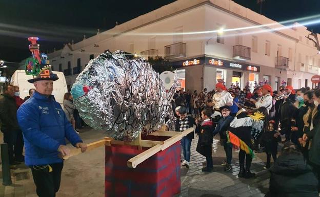 Cientos de personas despiden a don Carnal con el entierro de la sardina