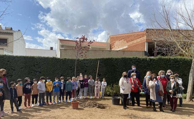 Un árbol por la igualdad y la libertad en el colegio El Pilar