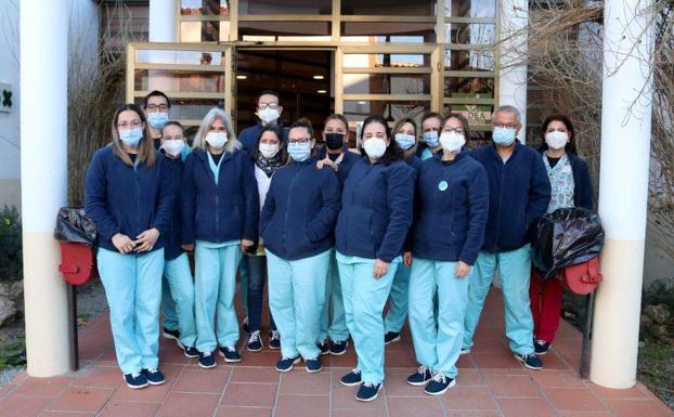 La escuela profesional de Villafranca forma a treinta alumnos en atención sociosanitaria y pintura