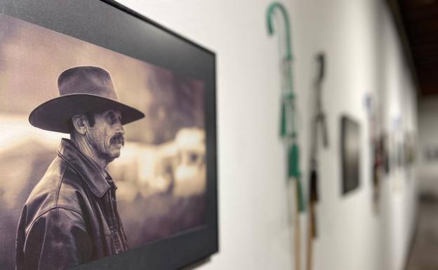 Inaugurada la exposición «Gitanos del mundo» en la Casa de Cultura
