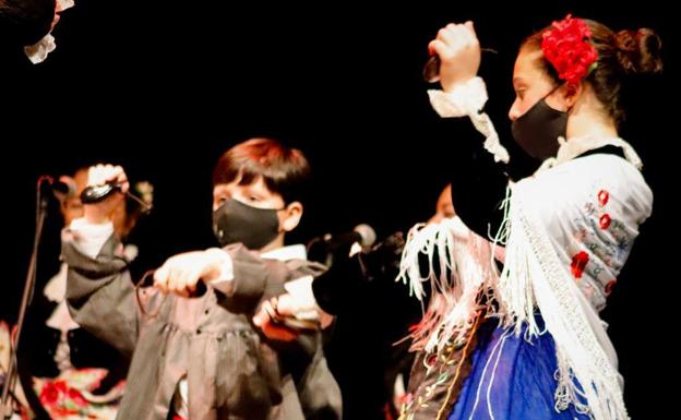 Más de un centenar de niños participan en el VII Festival de Folklore Infantil a beneficio del pueblo ucraniano