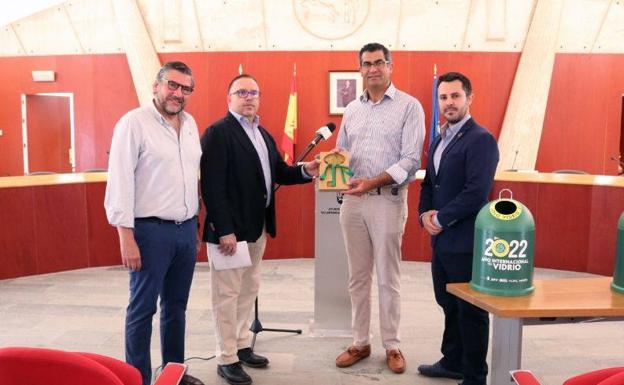 Villafranca de los Barros se une a la red de 'Municipios Hermanados por el Vidrio' y recibe su llave de este material, reciclado