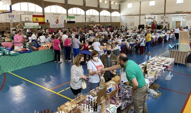 El bolillo une en Villafranca a 300 artesanas de veinte localidades diferentes