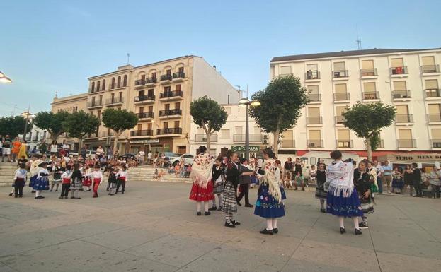 Unos ochenta alumnos cierran el curso en la escuela de folklore de Villafranca