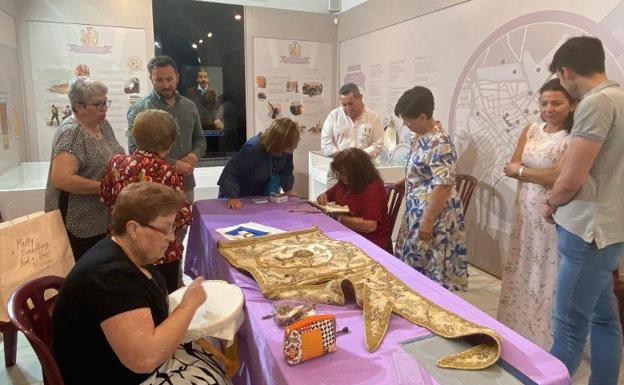 Las Últimas Bordadoras sacan una réplica de los dibujos de un guion sacramental del S.XIX