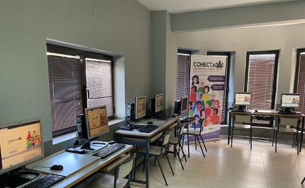 La Hormiga Verde y AUPEX habilitan un aula tecnológica en la UP de Villanueva de la Vera