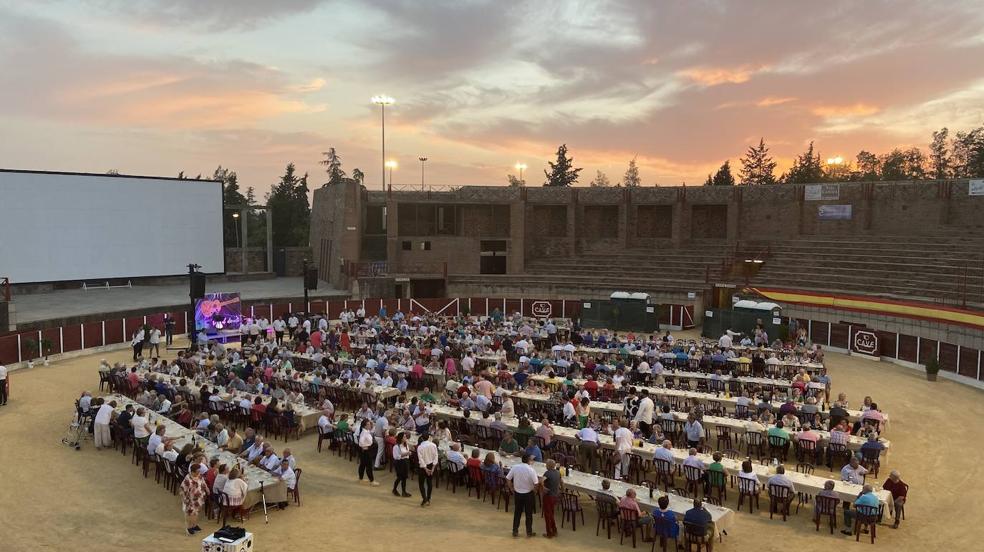 Cerca de 600 personas en la cena convivencia del mayor