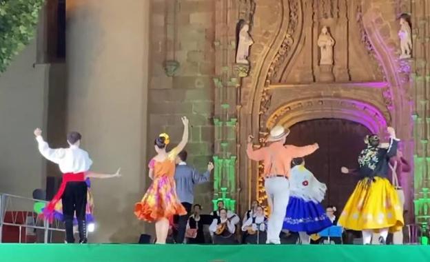 El Festival Folklórico de los Pueblos del Mundo llenó de color, música, danza y cultura la Plaza del Corazón de María