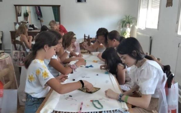«Experiencia positiva» del 'Taller de aprendizaje de bordado' que finaliza hoy