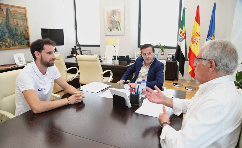 El presidente de la Diputación recibe al atleta Álvaro Martín tras proclamarse campeón de Europa