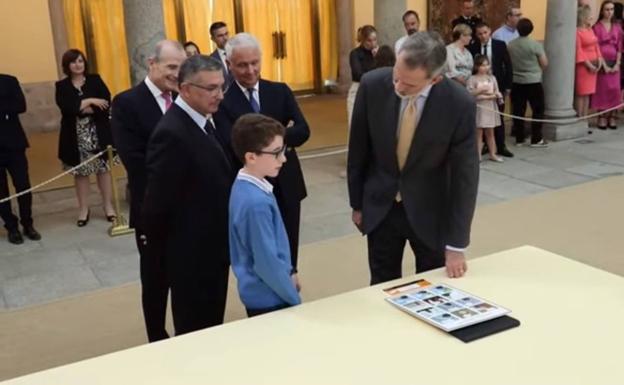 Santiago Cuéllar, del Colegio San José, participa en la audiencia real a los ganadores del concurso «¿Qué es un rey para ti?»